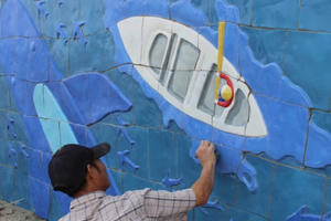 Bờ kè biển Đà Nẵng sinh động với tranh gốm nghệ thuật