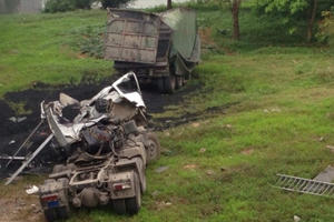 Trong đêm khuya xe tải lao thẳng xuống cầu, tài xế tử vong