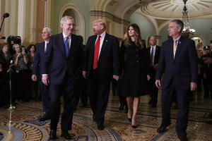 Donald Trump tình tứ nắm tay vợ bước vào Nhà Trắng