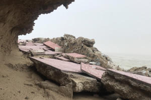 Cận cảnh bờ kè biển Cửa Lò tan hoang, bê tông bị đánh gãy, cây bật cả gốc