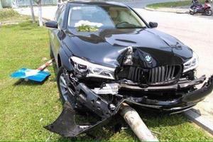 Khách lái thử, xe BMW hơn 4,4 tỷ đồng nát đầu
