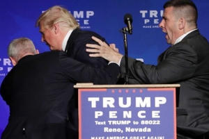 Mật vụ Mỹ vội hộ tống Trump khỏi sân khấu vì mối đe dọa Mật vụ Mỹ vội hộ tống Trump khỏi sân khấu vì mối đe dọa