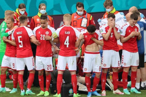 Video: Khoảnh khắc Eriksen bất tỉnh trên sân dù không va chạm với ai