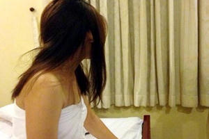 Đưa tôi vào khách sạn, bạn trai đòi 100 triệu đồng, dọa tung clip nóng