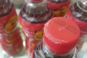 Mở niêm phong “chai Dr. Thanh có dị vật ở Thanh Hóa”: Sản phẩm đã bị tác động bởi ngoại lực