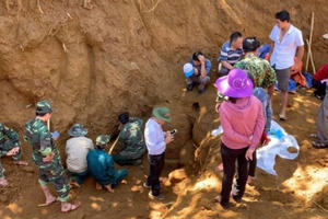 Khai quật hố chôn tập thể 17 chiến sĩ đặc công