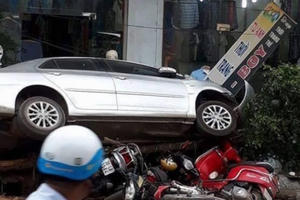 Hà Nội: “Xế hộp điên” đâm liên hoàn cán đổ 1 cây và 4 xe máy