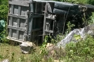 Nghệ An: Đâm vào tảng đá rồi lật nghiêng, tài xế xe tải bị đè chết trong cabin