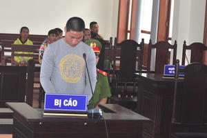 Nổi máu yêu râu xanh, cha dượng hiếp dâm con gái riêng của vợ