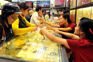 Giá vàng ngày 8/12: Vàng trong nước cao hơn vàng thế giới 3,5 triệu đồng