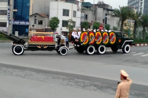 Video: Linh cữu nguyên Chủ tịch nước, Đại tướng Lê Đức Anh rời Thủ đô ra sân bay Nội Bài