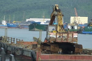 Tàu đổ bùn thải ra biển ở Thanh Hóa: Không phải là chất độc!