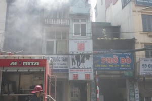 Hà Nội: Cháy Shop thời trang, cả khu phố bị hun khói