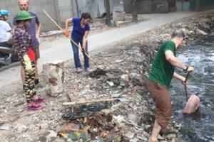 Cảm ơn ông Tây dọn rác, nghĩ về ý thức người Việt