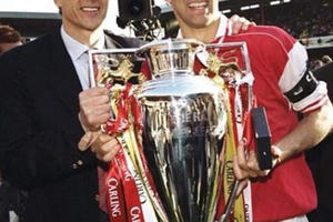 Thế giới bóng đá choáng váng khi Wenger bất ngờ từ chức