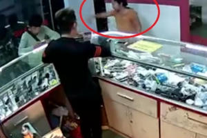 Clip: Khó đỡ với "bà cô" ép chủ quán mua điện thoại tàu Clip: Khó đỡ với "bà cô" ép chủ quán mua điện thoại tàu