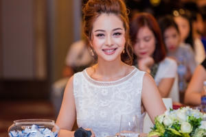 Jennifer Phạm đọ sắc cùng Lã Thanh Huyền và Trương Quỳnh Anh sau khi sinh con thứ 3