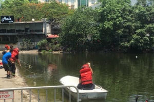 Hà Nội: Đang tìm kiếm thi thể người đàn ông nhảy xuống hồ Thiền Quang cứu nam thanh niên tự tử