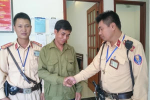 Hà Nội: Buồn chán chuyện con cái, một phụ nữ định nhảy cầu Chương Dương