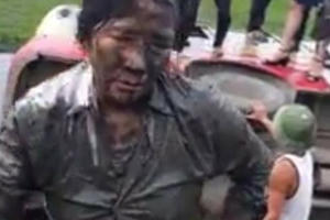 Hành khách “tắm bùn” sau cú bẻ lái tránh công nông của tài xế xe buýt