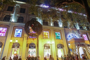 Sài Gòn trang hoàng rực rỡ đón Giáng sinh