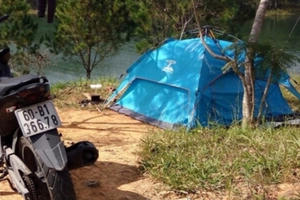 Dựng lều sống kiểu "phượt thủ" trong rừng để đi cướp