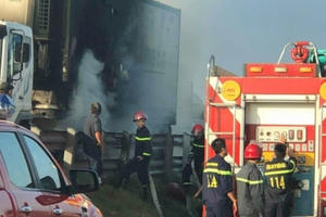 Cháy xe đầu kéo Container khi qua cầu Đồng Nai