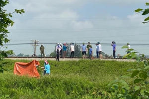 Tình tiết mới nhất vụ mẹ ôm con nằm trên đường ray chờ tàu chạy đến