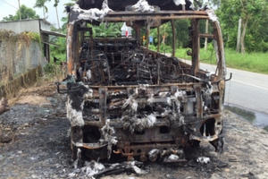 Bạc Liêu: Xe khách bất ngờ bốc cháy dữ dội giữa đêm khuya