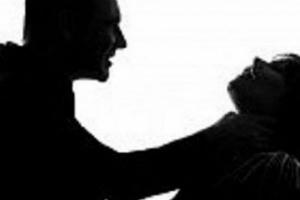 Nghi ngờ vợ ngoại tình, chồng siết cổ vợ đến chết