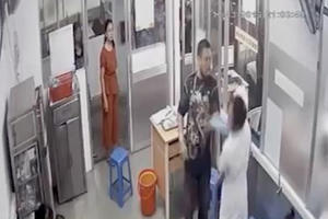 Nữ hộ sinh tham gia đánh gãy xương hàm nữ điều dưỡng Nữ hộ sinh tham gia đánh gãy xương hàm nữ điều dưỡng