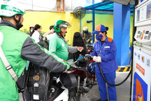 Xung đột Trung Đông đẩy giá dầu biến động, Việt Nam chủ động bảo đảm nguồn cung xăng dầu Xung đột Trung Đông đẩy giá dầu biến động, Việt Nam chủ động bảo đảm nguồn cung xăng dầu