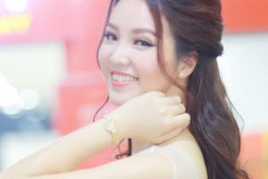 Á hậu Thuỵ Vân táo bạo với váy xuyên thấu