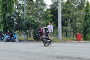 Hàng chục quái xế tụ tập đua xe trái phép tại khu vực Nghĩa trang Liệt sĩ tỉnh Đồng Nai