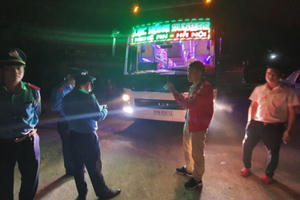 Nghệ An: Xe Lạc Hồng dùng phù hiệu hợp đồng chạy tuyến cố định