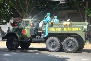 Điều xe chuyên dụng phung hóa chất khử khuẩn tại TP Vinh sau ca mắc Covid-19 đầu tiên