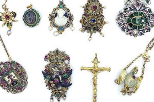 Bất ngờ tìm thấy kho báu trị giá hơn 3 tỷ đồng mà bà ngoại cất giấu từ 60 năm trước