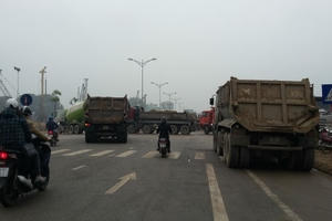 Vụ "hung thần" xe tải tại Nam Từ Liêm: Lập biên bản, tước giấy phép lái xe nhiều trường hợp