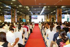 Khách hàng mua sắm thả ga với ứng dụng tiêu dùng tích điểm mới