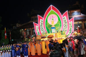 Hàng nghìn Phật tử đội mưa rước Phật đản ở Huế