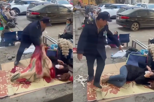 Bảo vệ Bệnh viện Bạch Mai bị buộc thôi việc sau hành động giật chăn của người nhà bệnh nhân Bảo vệ Bệnh viện Bạch Mai bị buộc thôi việc sau hành động giật chăn của người nhà bệnh nhân