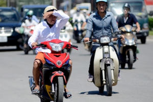 Nắng nóng kỷ lục, cô giáo Tiếng Anh làm thơ “Khoan hãy về Hà Nội nghe anh”