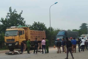 Một học sinh chết thảm sau cú va chạm với xe tải