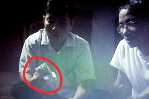 Thanh Hóa: Xuất hiện clip Trưởng công an xã đánh bài ăn tiền