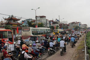 Hà Nội: Dòng người ùn ùn “rời đô”, các cửa ngõ ùn tắc