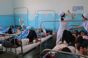 Lâm Đồng: Hơn 100 học sinh tiểu học nhập viện sau khi ăn bánh mỳ từ thiện