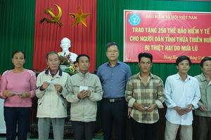 Trao tặng thẻ BHYT cho bà con bị thiệt hại nặng do bão, mưa lũ tại tỉnh Thừa - Thiên Huế