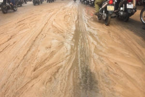 Con đường ở Sài Gòn tràn lan bùn đất chỉ sau một đêm