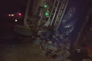 Lật xe tải chở lựu trên đường cao tốc Nội Bài - Lào Cai, tài xế nguy kịch