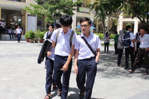 Đà Nẵng: Hơn 11 ngàn học sinh đội nắng đi thi tuyển sinh vào lớp 10